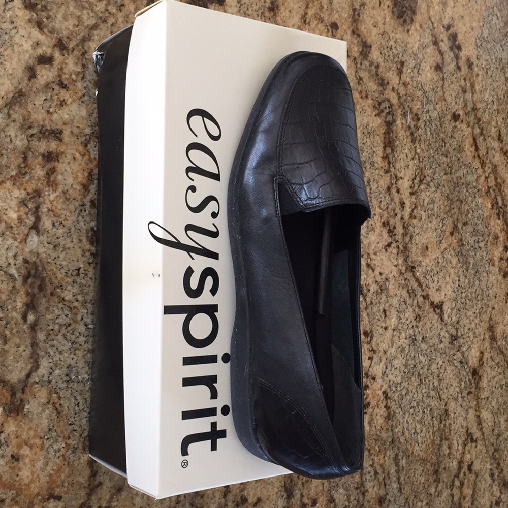 Easy Spirit Gallerys Black Leather Flats